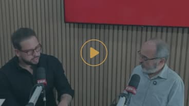 Entrevista em estúdio de rádio com dois apresentadores