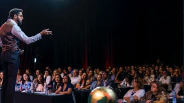 Palestra para empreendedores com plateia atenta