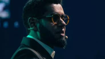 Mentor da Aliança Divergente falando em evento